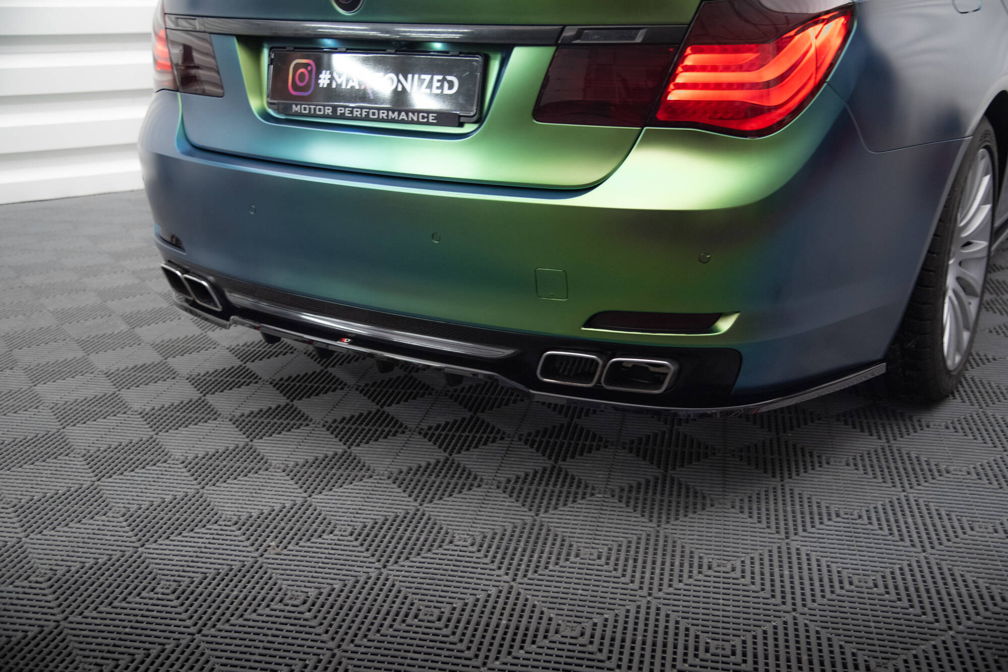 Задний сплиттер (с вертикальными планками) BMW 7 F01 MAXTON DESIGN BM-7-01-LONG-RD1G+RD2G